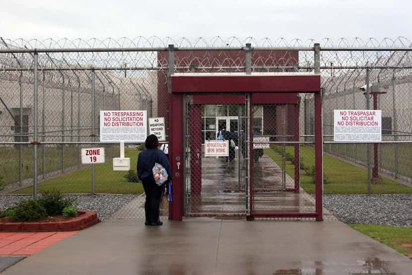 El centro de detención Stewart, en Georgia, es uno de los seis destacados en un reporte de...