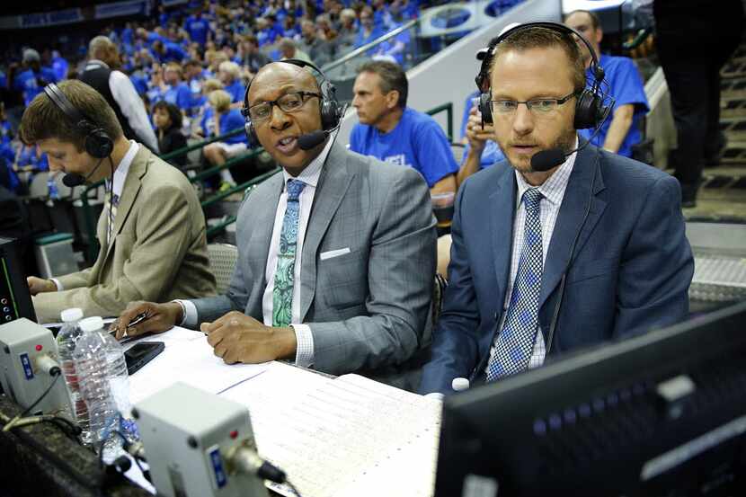 Mavs announcers Mark Followill, right, Derek Harper, center, work the broadcast during...