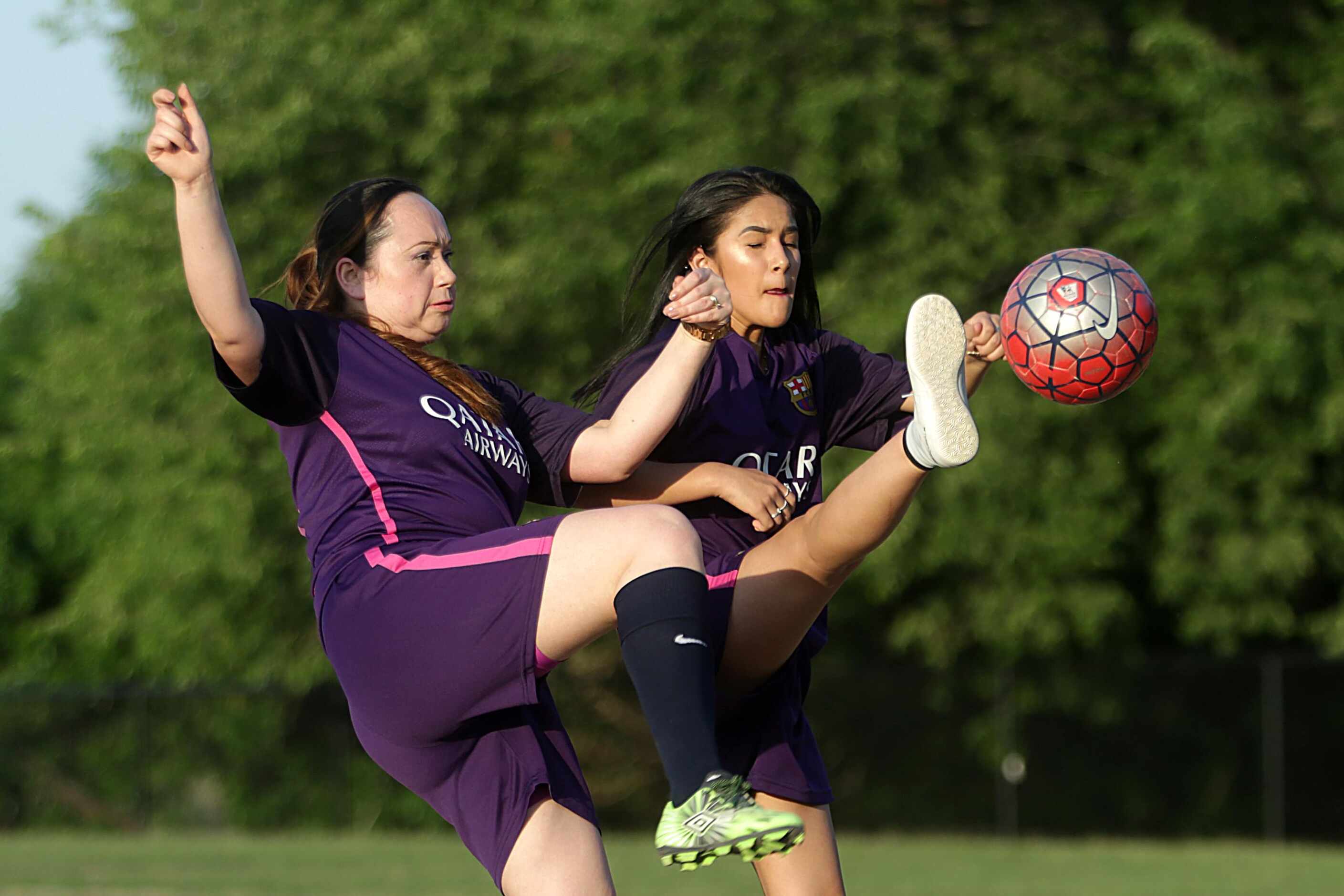 Día de las Madres: Mujeres futbolistas de Dallas dejan todo en la cancha