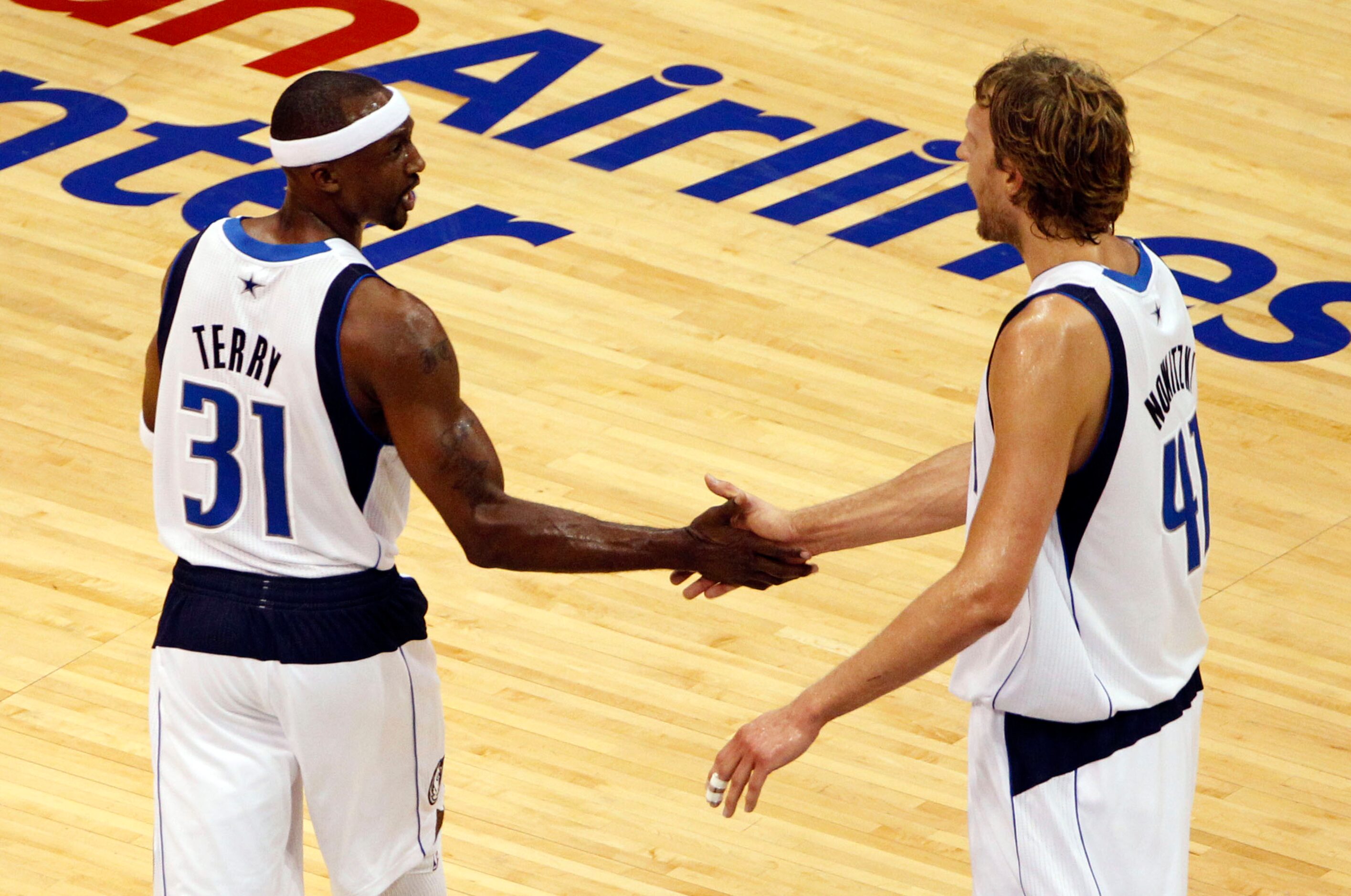 Dallas Mavericks power forward Dirk Nowitzki (41) congratulates Dallas Mavericks shooting...