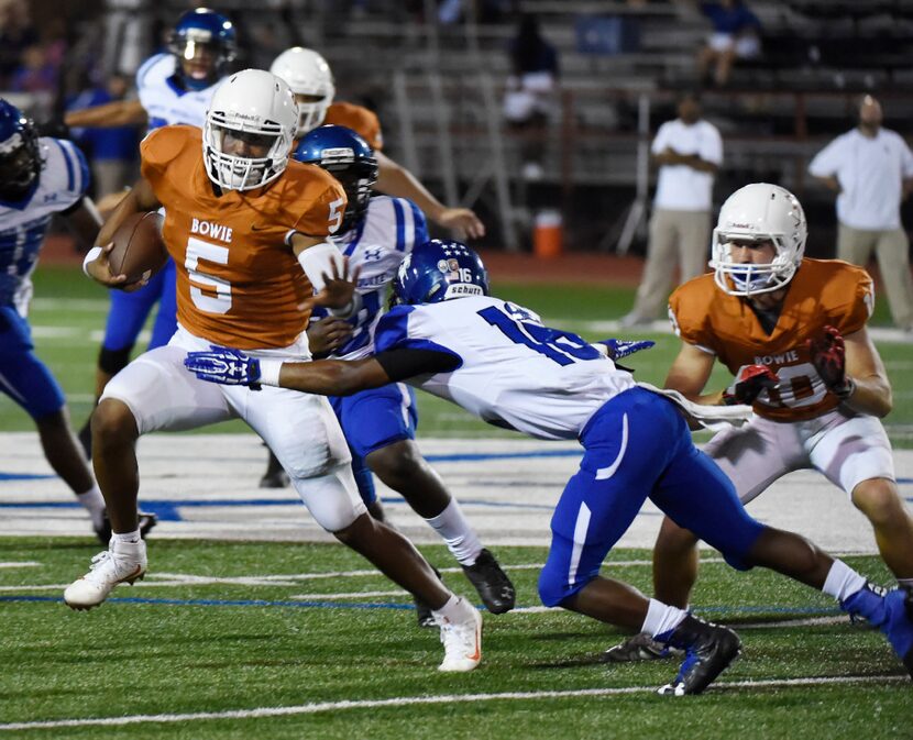 Arlington Bowie's Donoven Davenport (5) tries to get past North Mesquite defender Terrius...