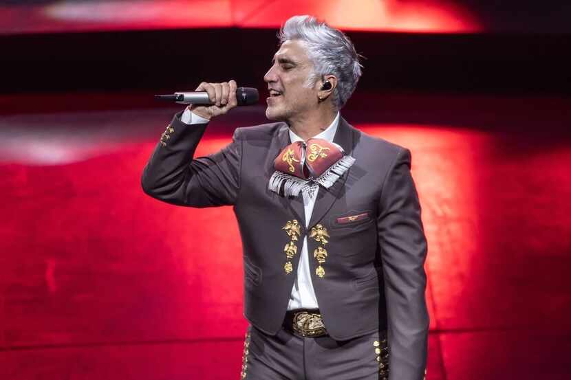 Alejandro Fernández arranca su gira 'Amor y Patria' partiendo plaza, pero acompañado del...
