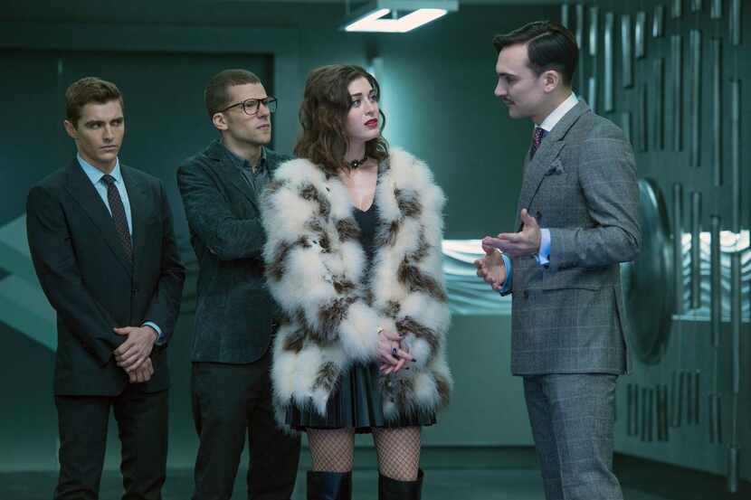 Dave Franco, Jesse Eisenberg, Lizzy Caplan y Henry Lloyd-Hughes en otra escena del filme...