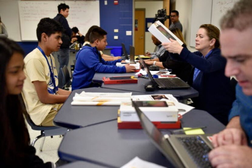 Un grupo de 250 estudiantes recibió tabletas, celulares y “hot spots” o dispositivos de...