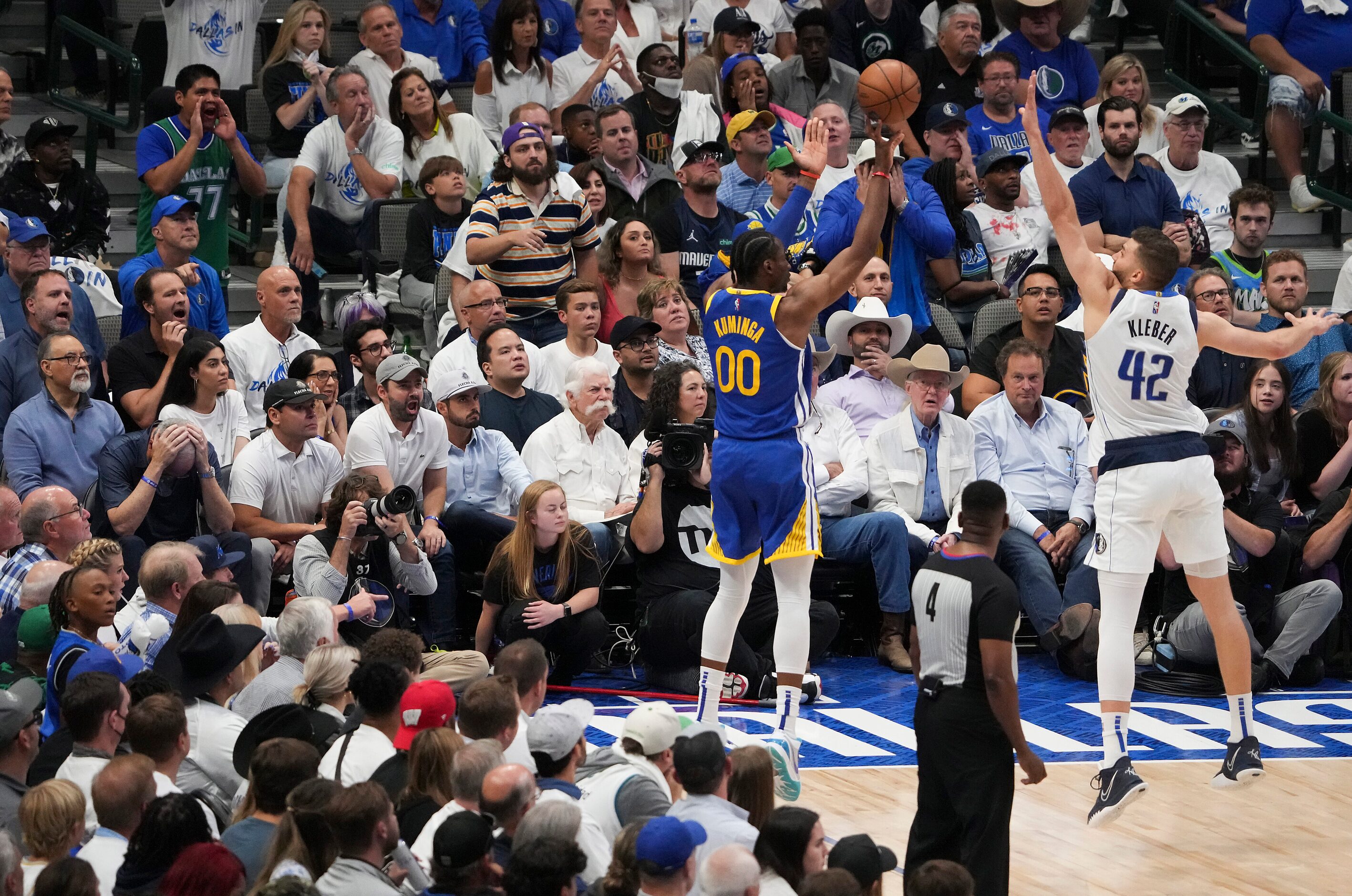 Golden State Warriors forward Jonathan Kuminga (00) hits a 3-pointer past Dallas Mavericks...