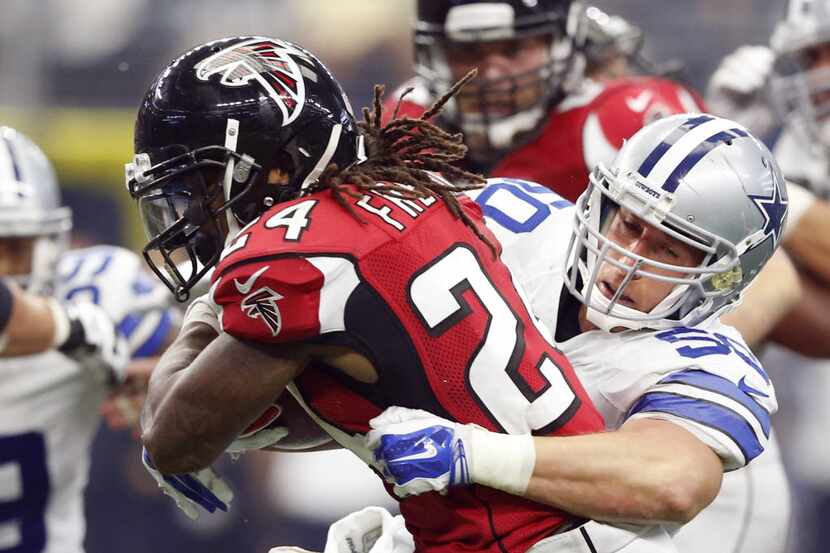 Dallas Cowboys outside linebacker Sean Lee (50) tackles Atlanta Falcons running back Devonta...