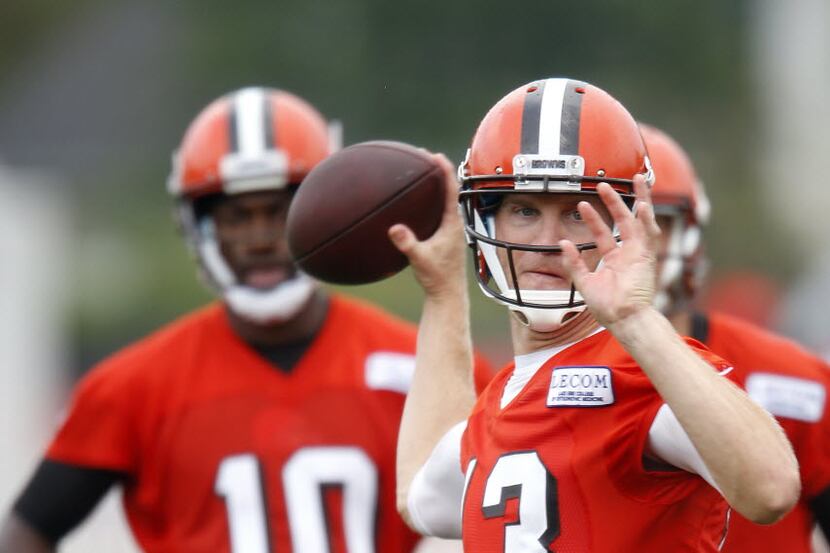 Cleveland Browns quarterback Josh McCown (13) throws as quarterback Robert Griffin III (10)...
