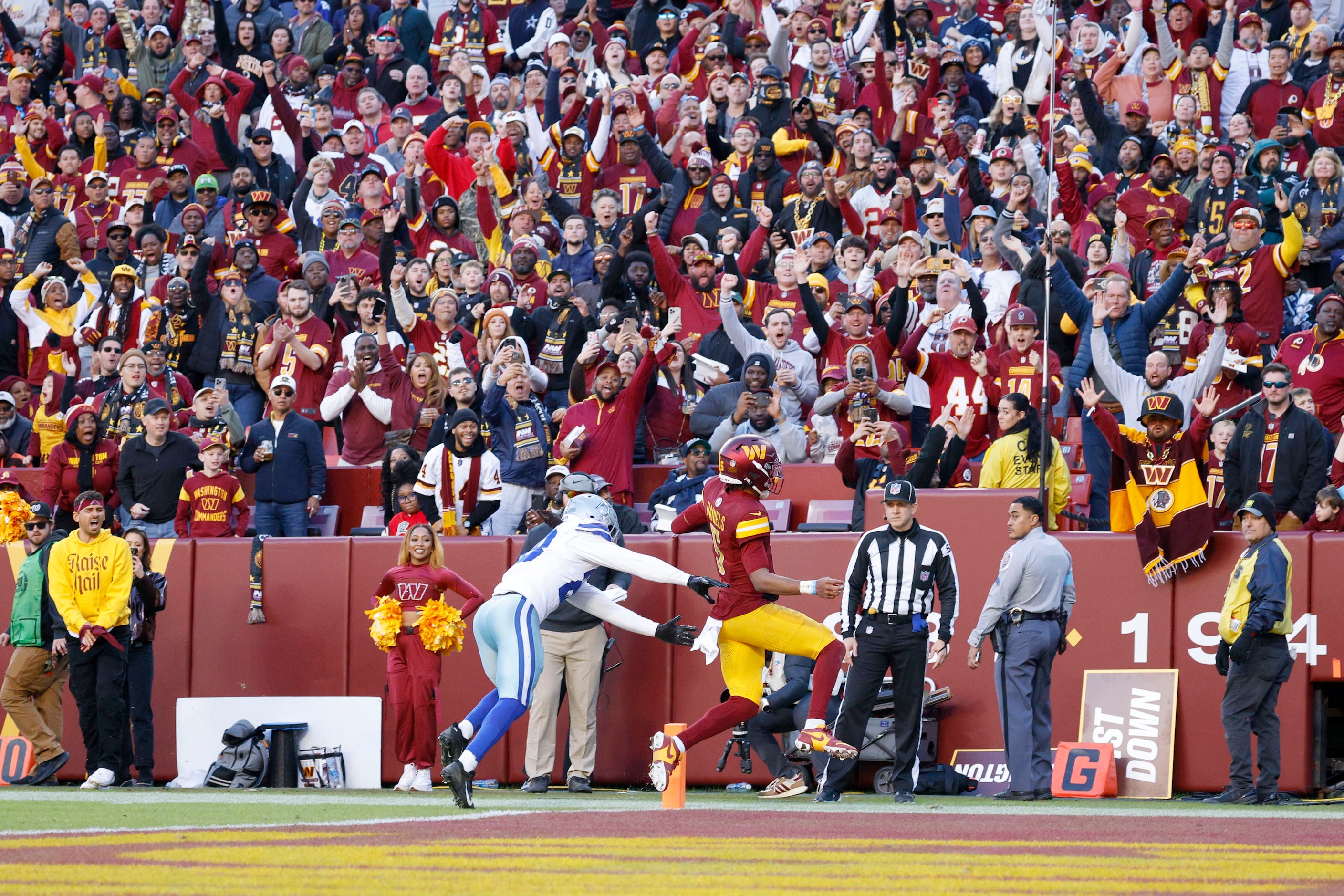 Washington Commanders quarterback Jayden Daniels (5) runs for a touchdown as Dallas Cowboys...