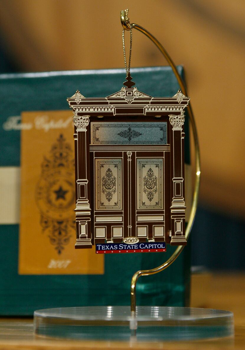 ORG XMIT: *S0421384824* This close up view shows the 2007 Texas Capitol holiday ornament at...