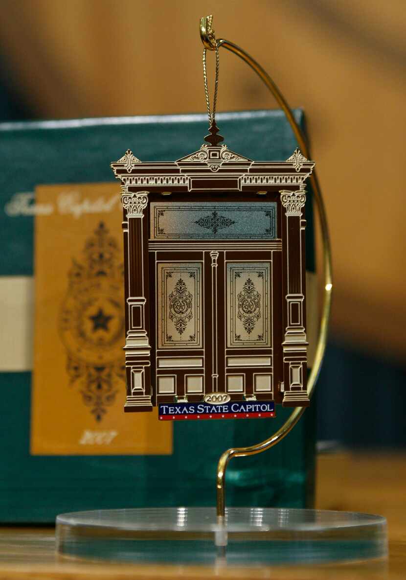 ORG XMIT: *S0421384824* This close up view shows the 2007 Texas Capitol holiday ornament at...