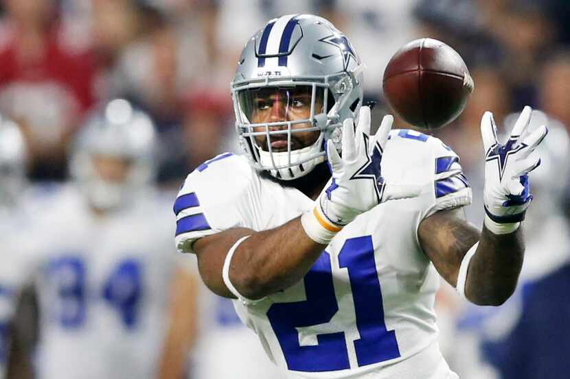 Dallas Cowboys running back Ezekiel Elliott (21) prepares to catch a pass in a game against...