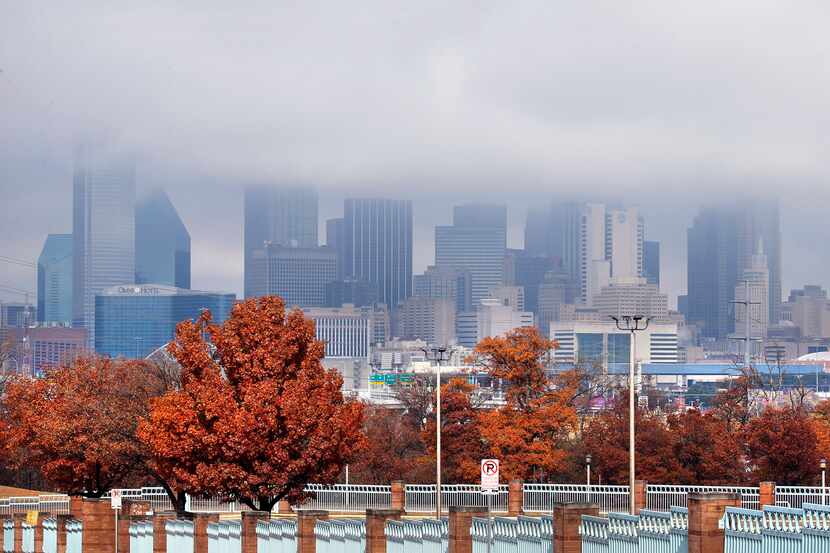 El centro de Dallas amaneció con neblina el martes 22 de diciembre.