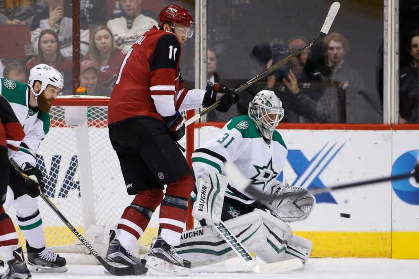 Dallas Stars' Antti Niemi (31), of Finland, makes a save on a shot as Arizona Coyotes'...