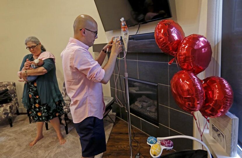 Miguel Solís, presidente del Latino CLD, prepara a Olivia para que reciba su comida, en su...