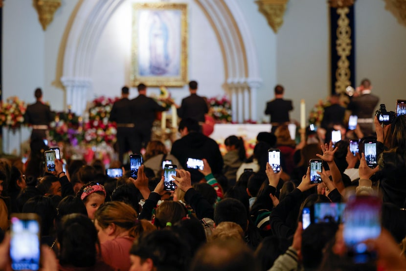 Miles de feligreses se congregaron este martes 12 de diciembre para honrar a la Virgen...