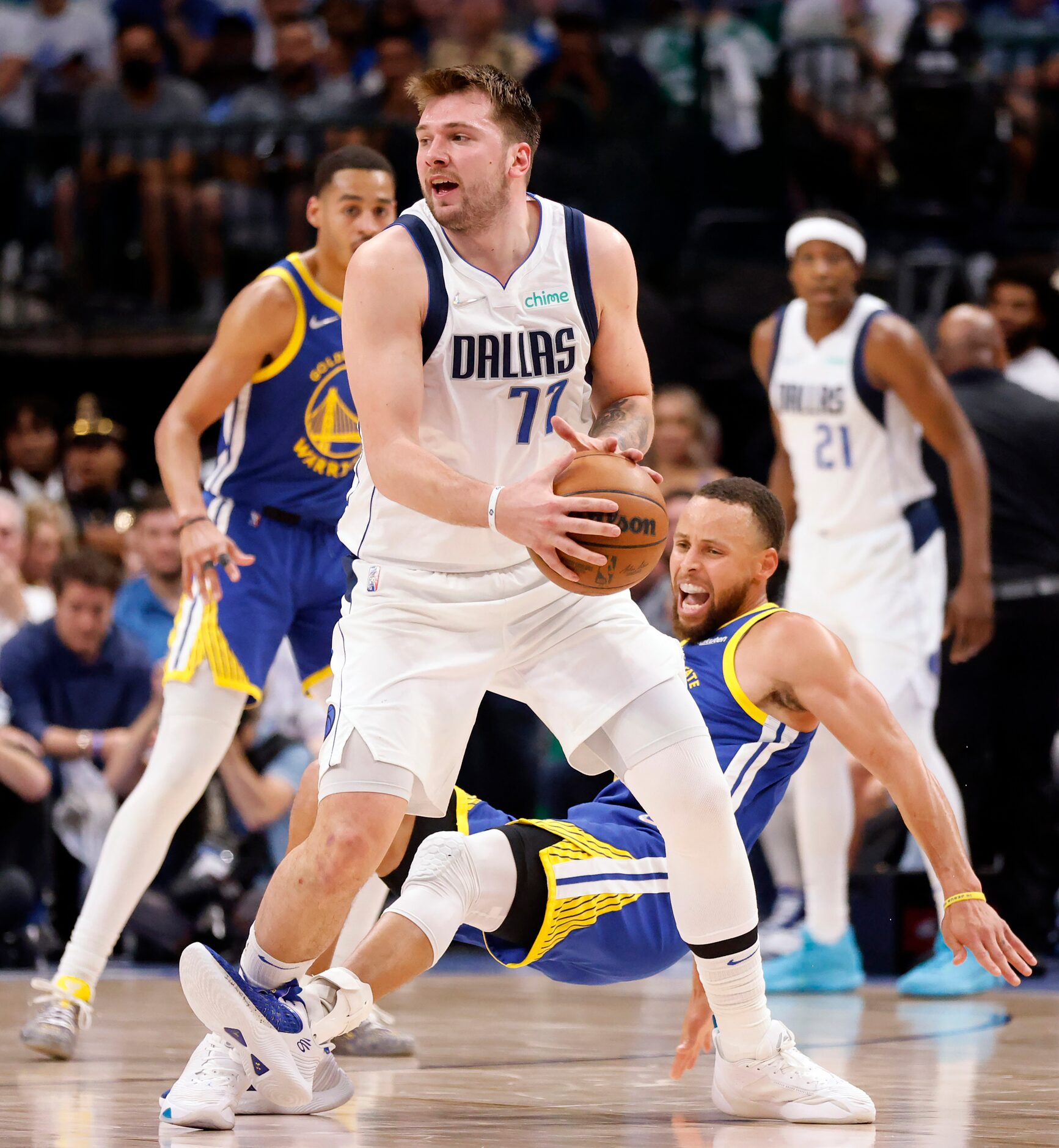 Dallas Mavericks guard Luka Doncic (77) sends Golden State Warriors guard Stephen Curry (30)...