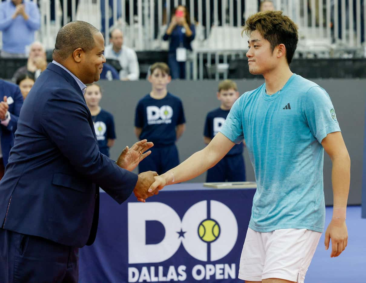 Dallas Mayor Eric Johnson congratulates Wu Yibing of China after defeating John Isner of the...