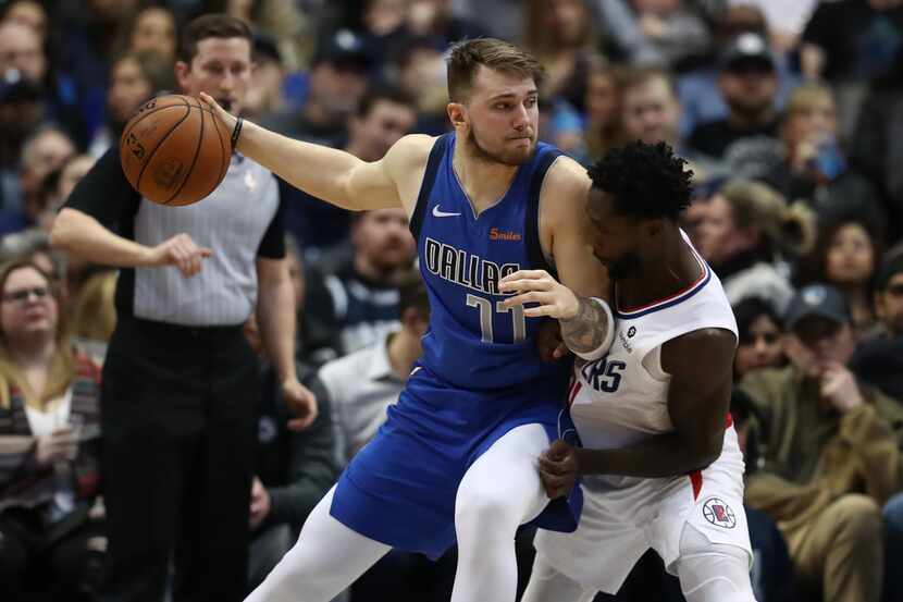 DALLAS, TEXAS - JANUARY 22:  Luka Doncic #77 of the Dallas Mavericks dribbles the ball...