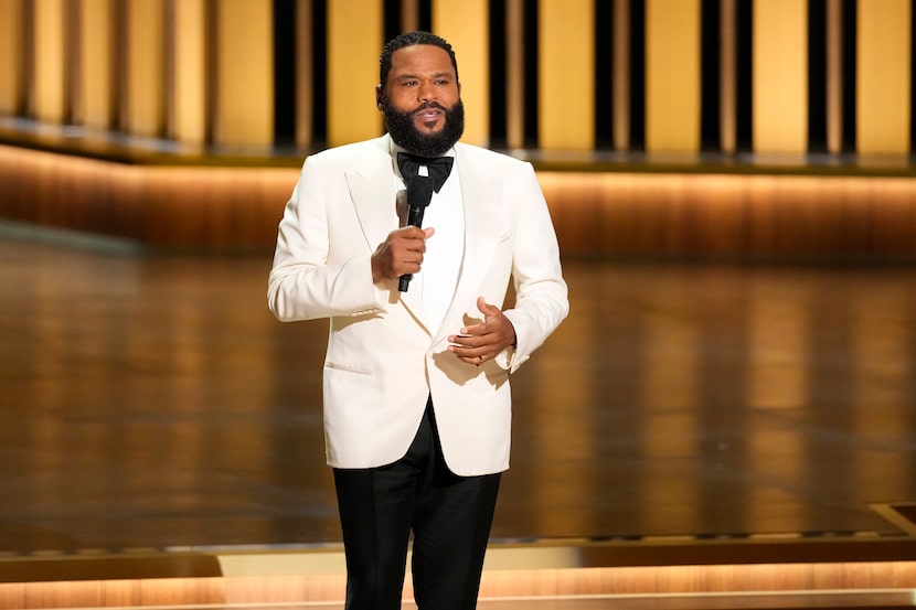 En anfitrión Anthony Anderson habla en la 75ª edición de los Premios Emmy el lunes 15 de...