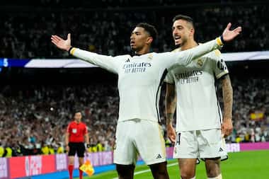 Jude Bellingham del Real Madrid celebra con Joselu tras anotar el tercer gol de su equipo en...