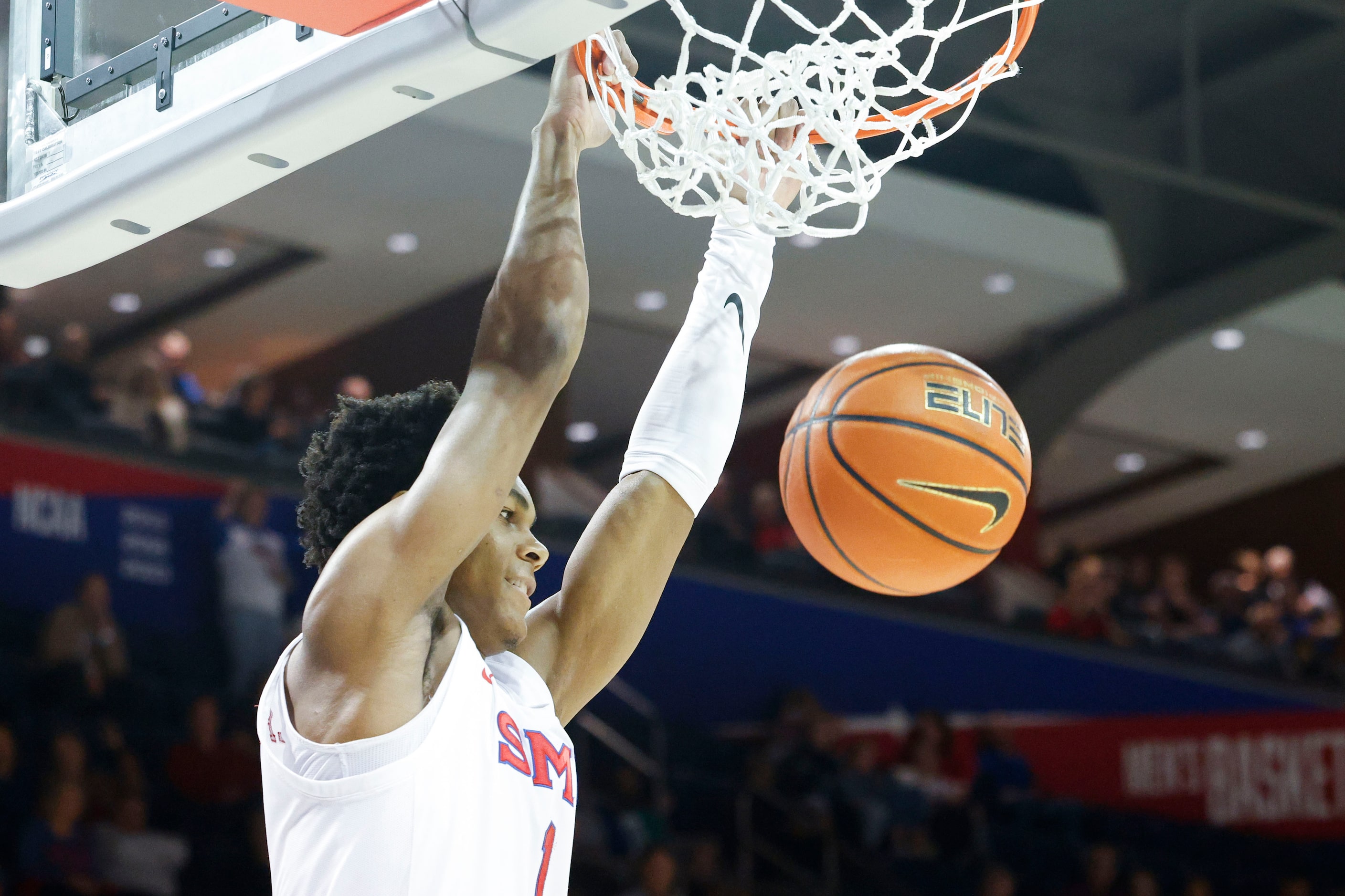 Southern Methodist guard Zhuric Phelps dunks against Tulsa during the first half of a...