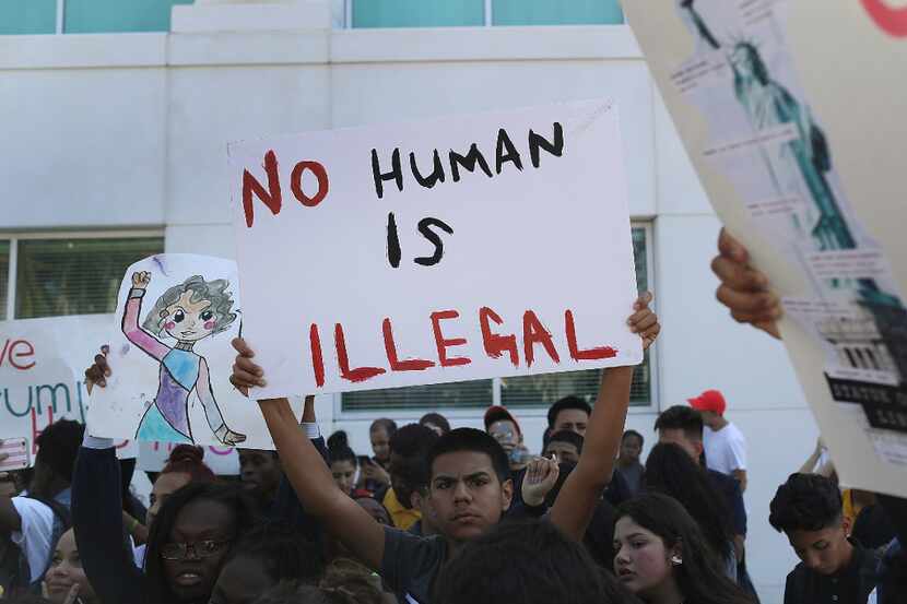 “Ningún humano es ilegal”, indica un mensaje de una manifestante durante una marcha a favor...