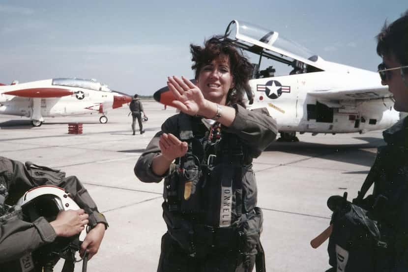 Foto de archivo de 1988 de la piloto Tammie Jo Shults, cuando era parte de las fuerzas...