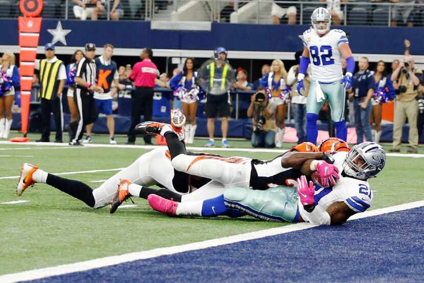 Dallas Cowboys running back Ezekiel Elliott (21) scores a touchdown as Cincinnati Bengals...