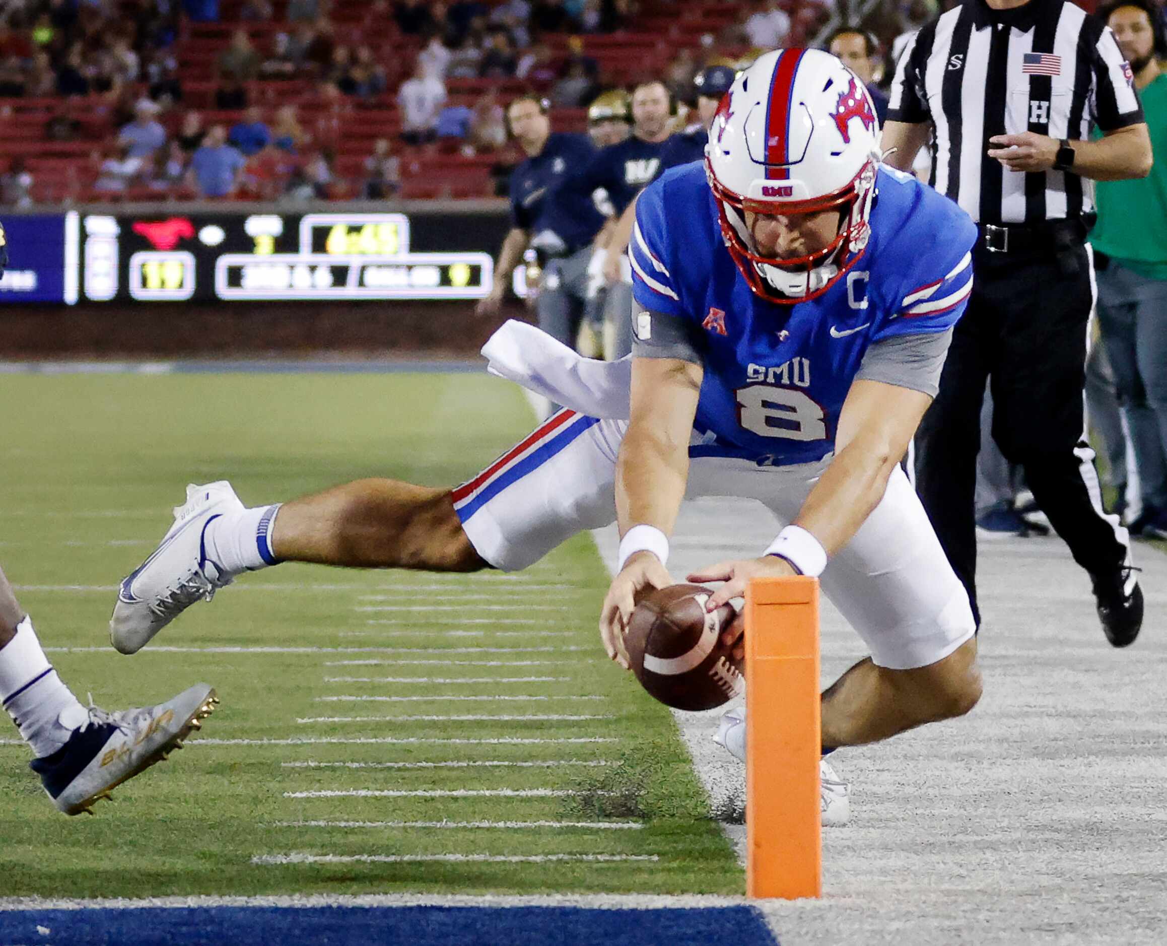 Southern Methodist Mustangs quarterback Tanner Mordecai (8) dove for the pylon but had one...