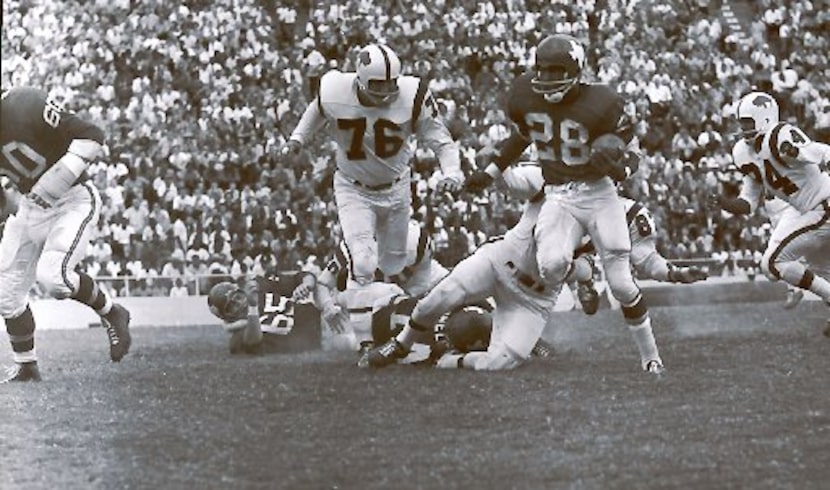 Dallas Texans running back Abner Haynes scampers around left end in the first quarter of a...