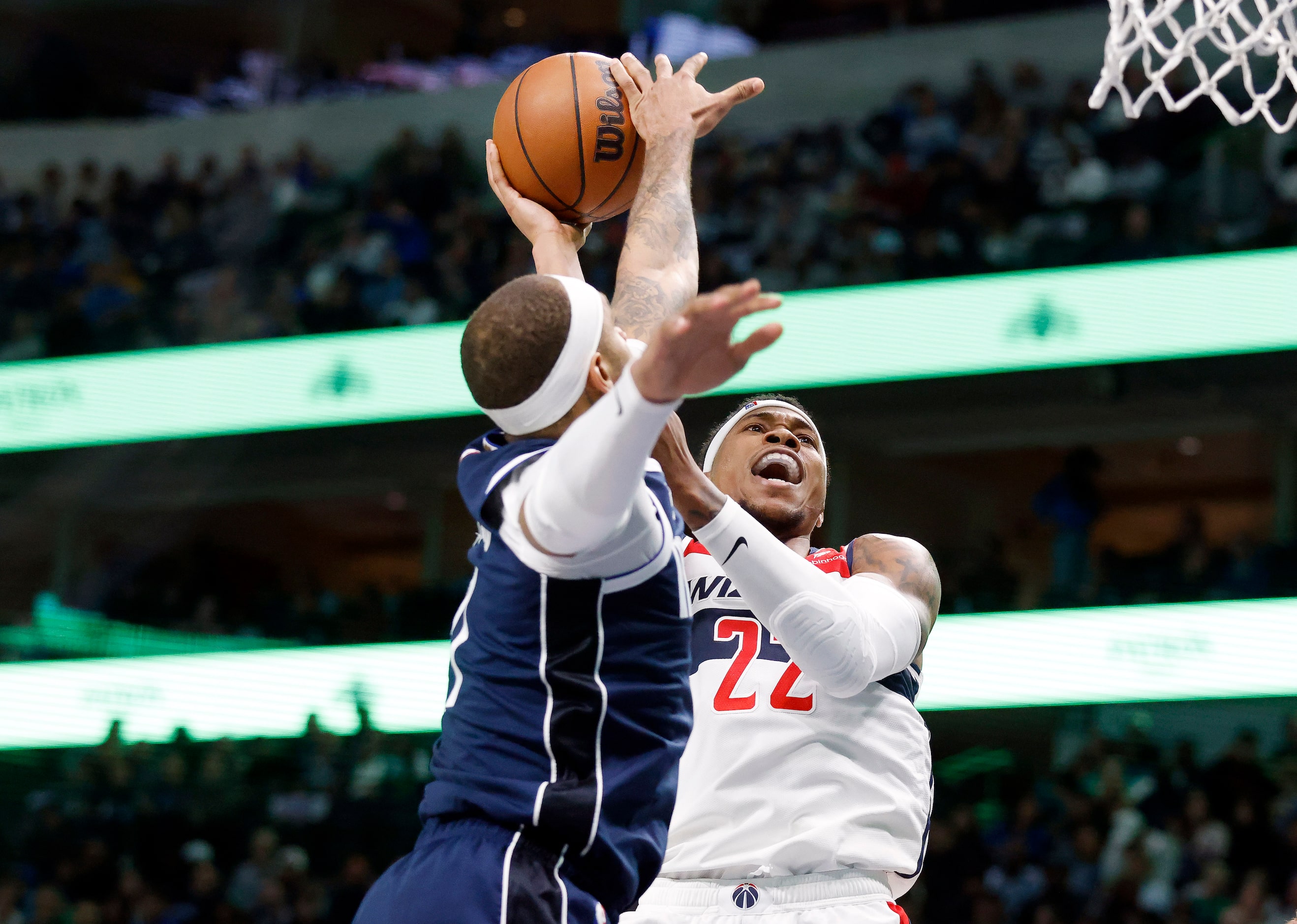 Dallas Mavericks center Daniel Gafford (21) attempts to block a shot by form Maverick and...