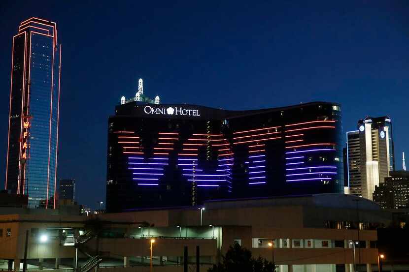 “Vote” indican las luces del Omni Hotel en Dallas, ciudad que elegirá nuevo alcalde en mayo....