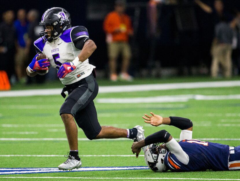 Frisco Independence running back Dom Williams (5) outruns Frisco Wakeland defensive back...