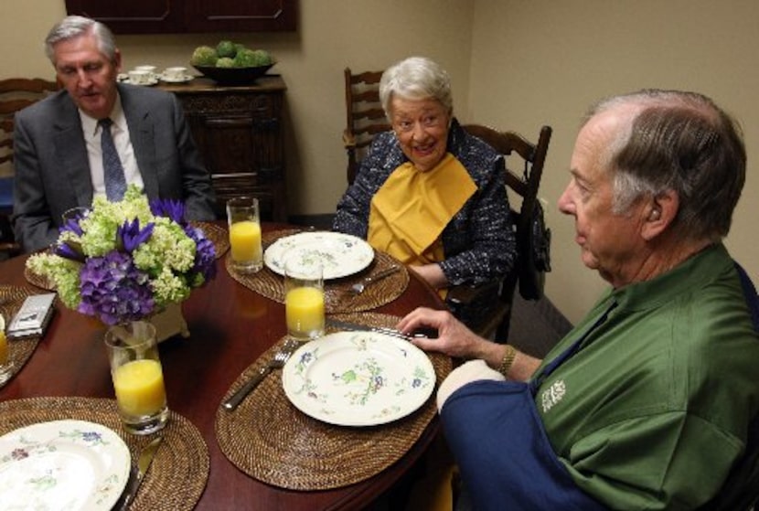 From left:  Dr. Kern Wildenthal, Ebby Halliday and T. Boone Pickens  prepared to practice...