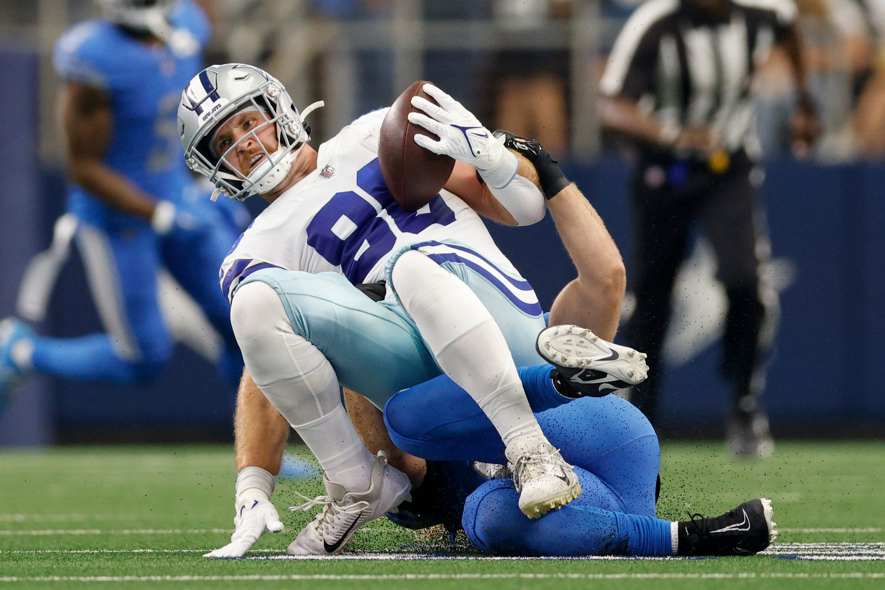 Dallas Cowboys tight end Dalton Schultz (86) lands awkwardly appearing to injure his knee...