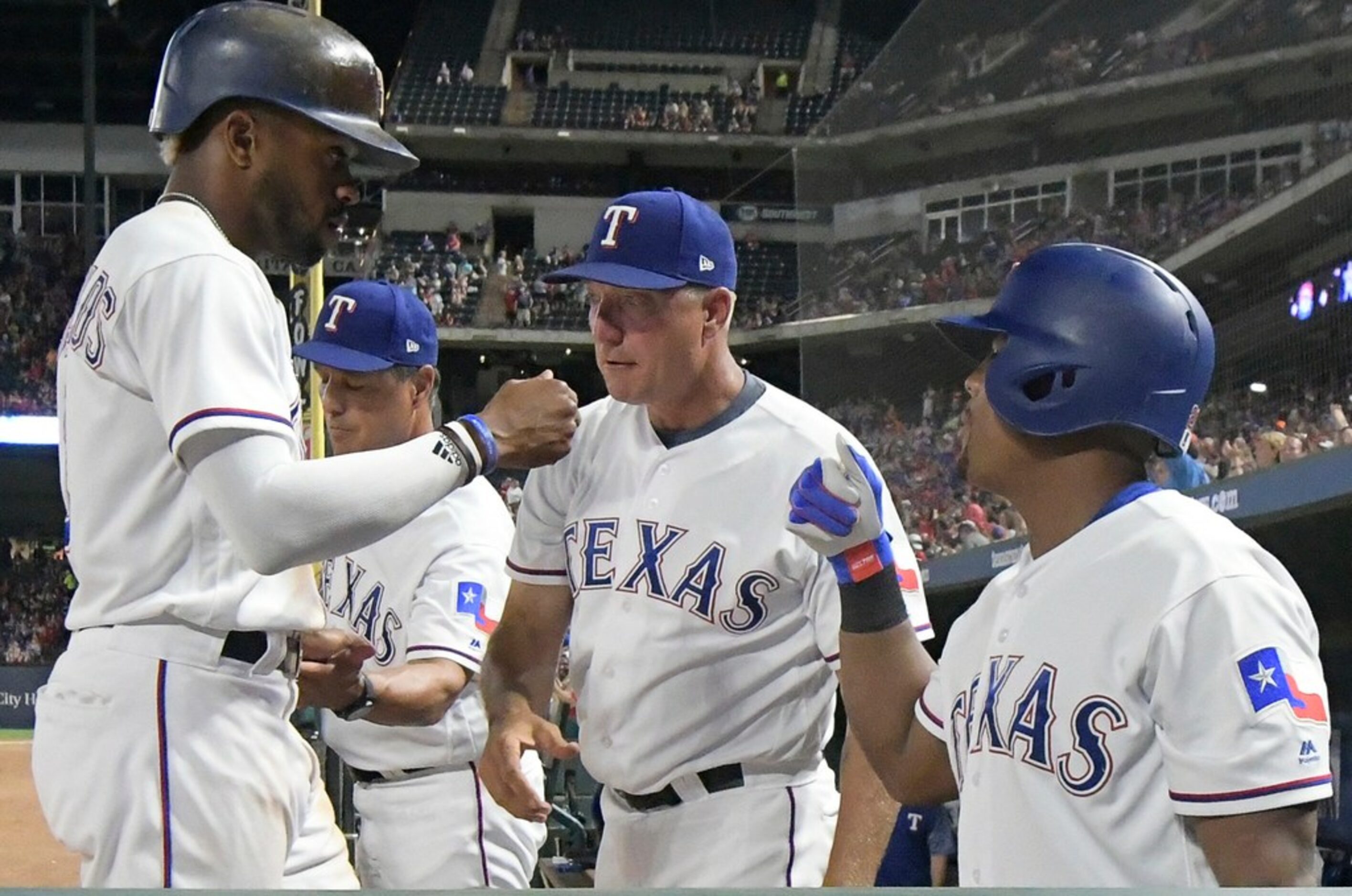 Texas Rangers center fielder Delino DeShields (3) is congratulated by manager Jeff Banister...