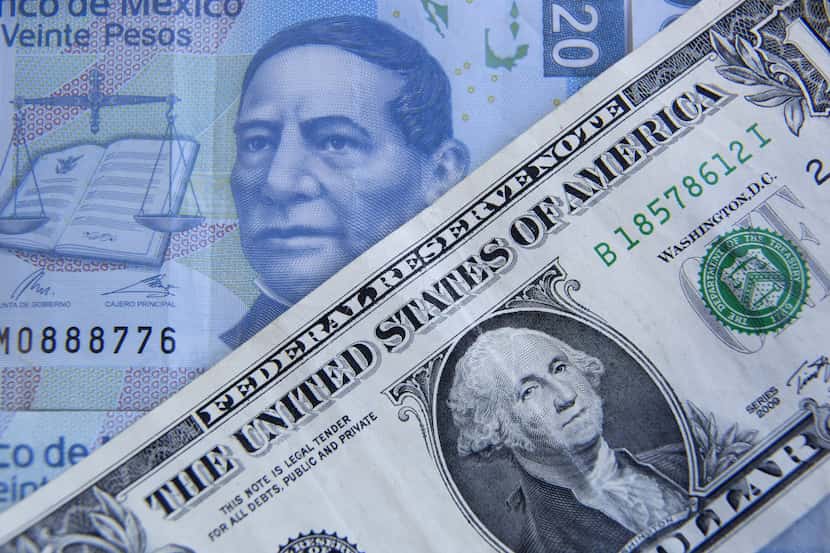 Un billete de 20 pesos mexicanos junto a un dólar estadounidense. El súperpeso mexicano bajó...