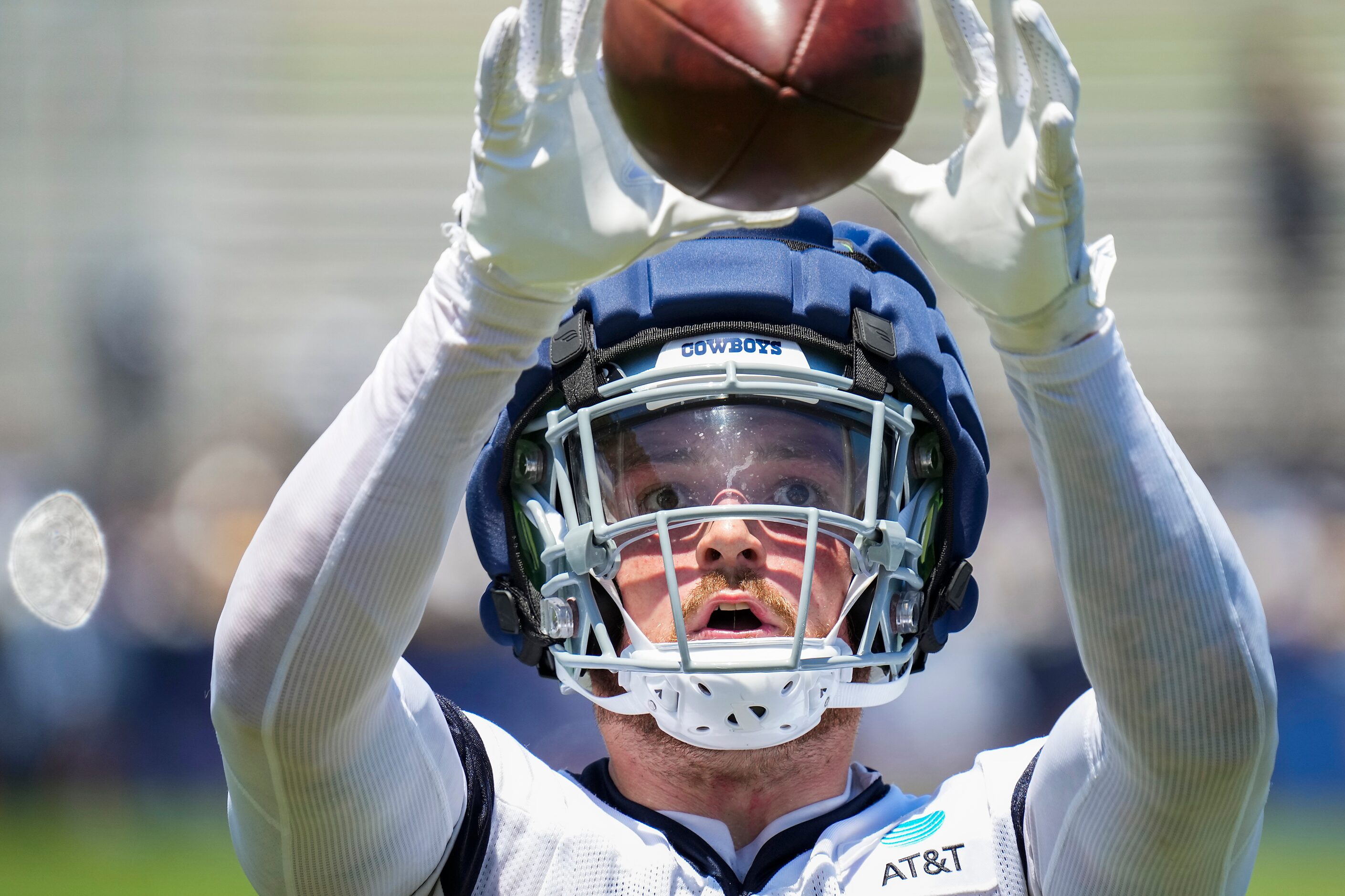 Dallas Cowboys tight end Peyton Hendershot  reaches for a ball during the first practice of...