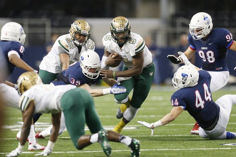 DeSoto quarterback Tristen Wallace (5) rushes the ball in the second quarter during the...