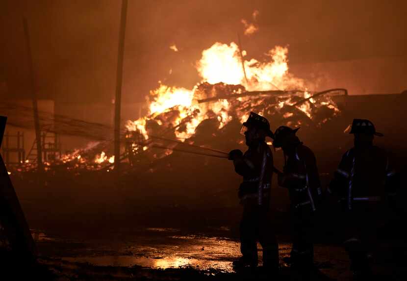 Bomberos trabajan en la extinción de un incendio en la Central de Abasto, un mercado...