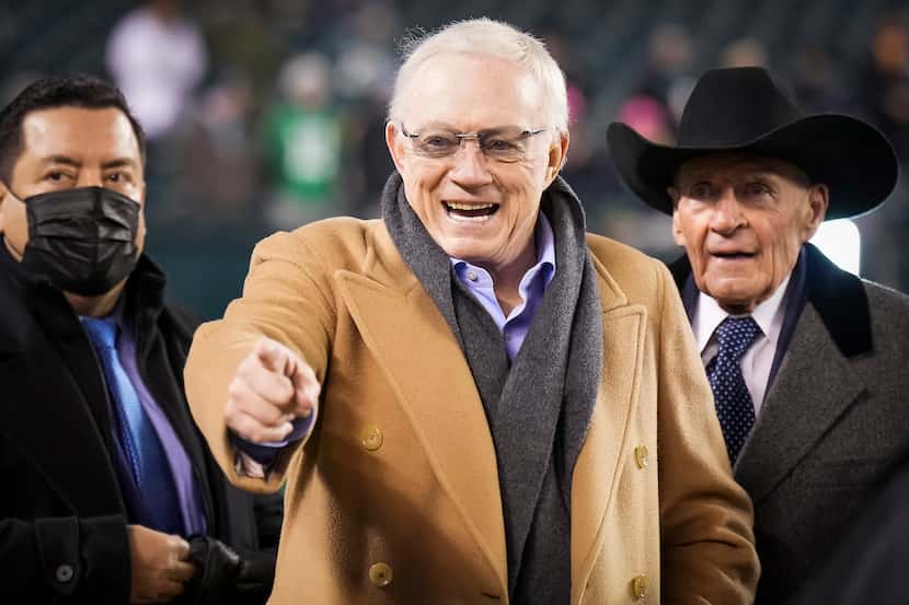 El propietario y gerente general de los Dallas Cowboys, Jerry Jones, señala a un grupo de...