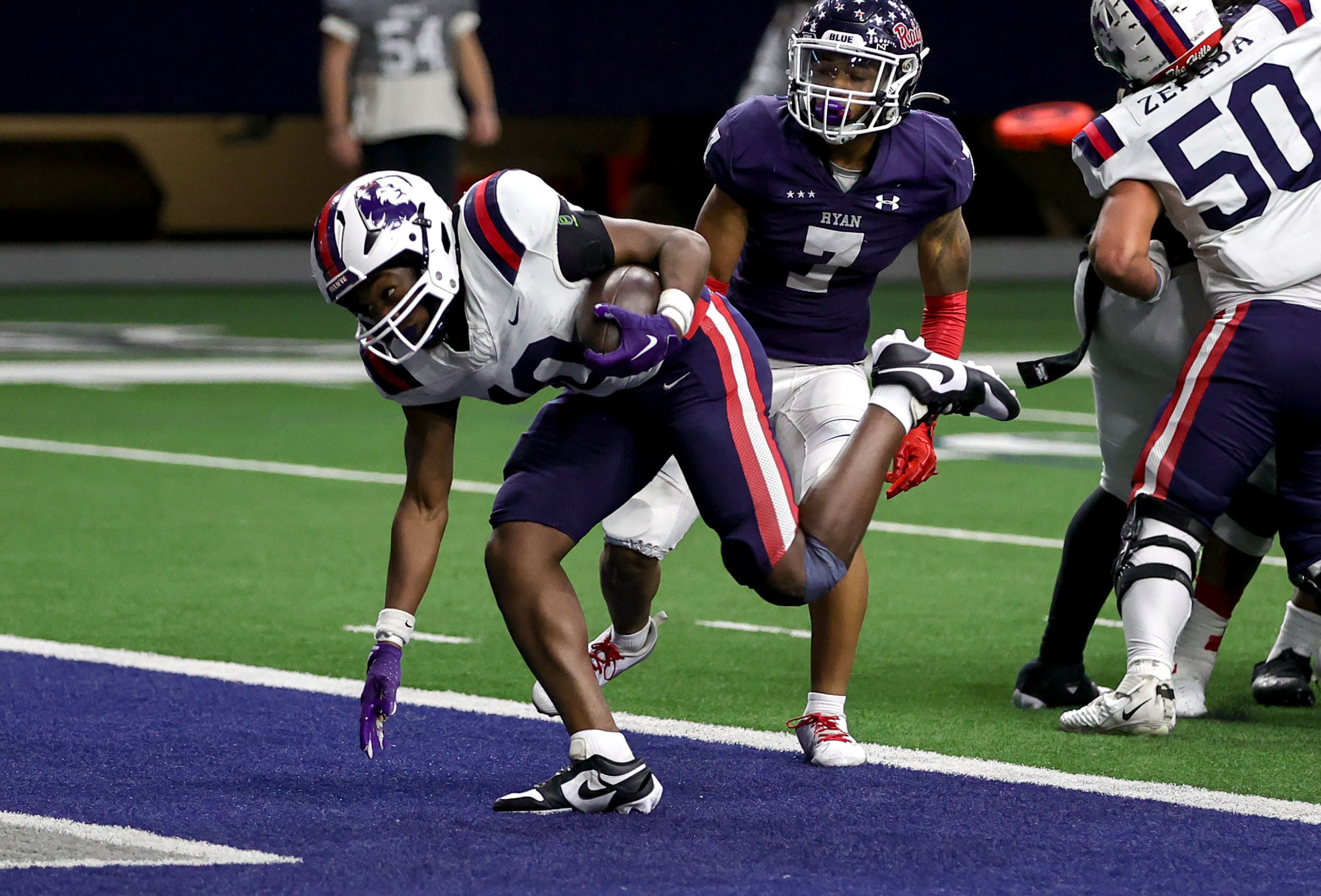 Richland running back Jayshon Gibson (10) gets across the goalline for a touchdown against...