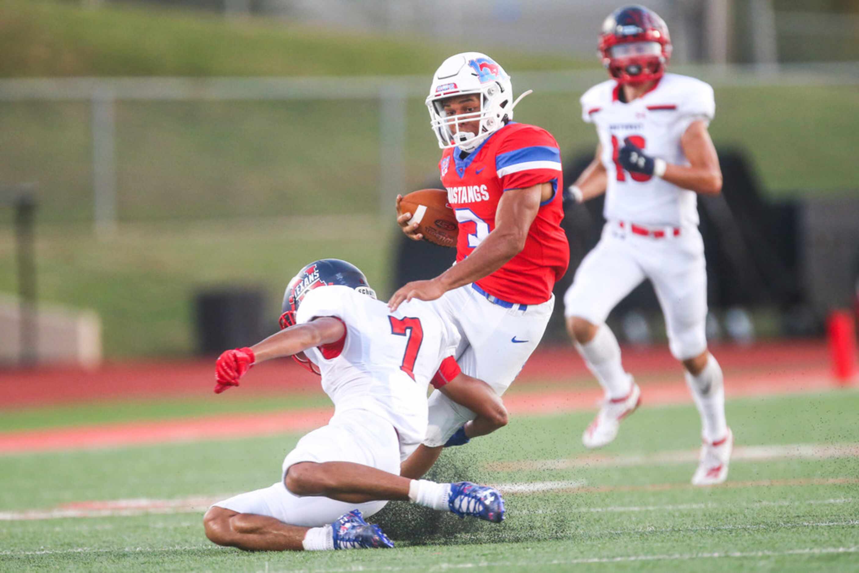 Grapevine running back Caled Texada (3) carries the ball before he is brought down by...