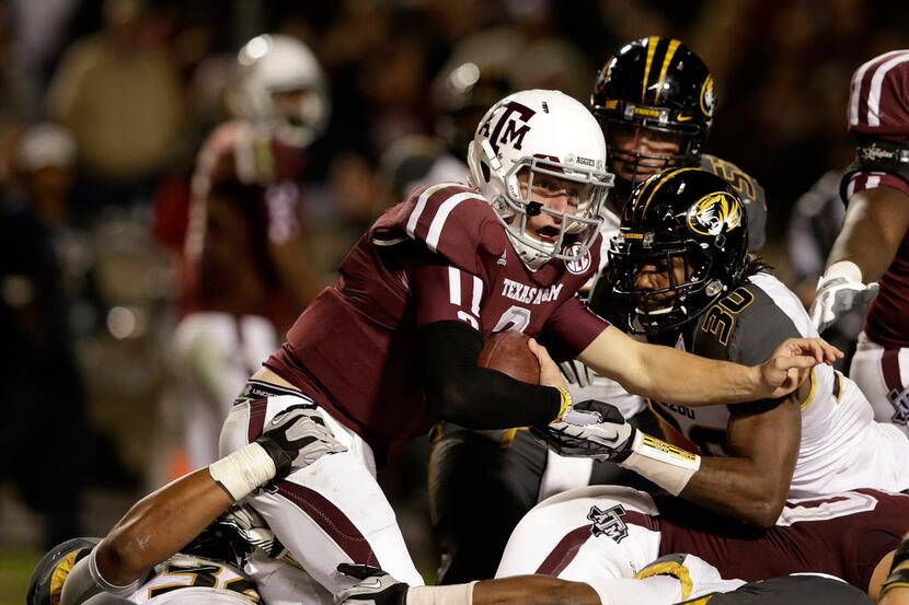 COLLEGE STATION, TX - NOVEMBER 24:  Johnny Manziel #2 of the Texas A&M Aggies scores a...