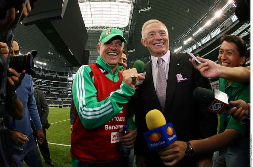 Javier Aguirre and Jerry Jones meet at AT&T Stadium in 2009.  Foto AGENCIA REFORMA
