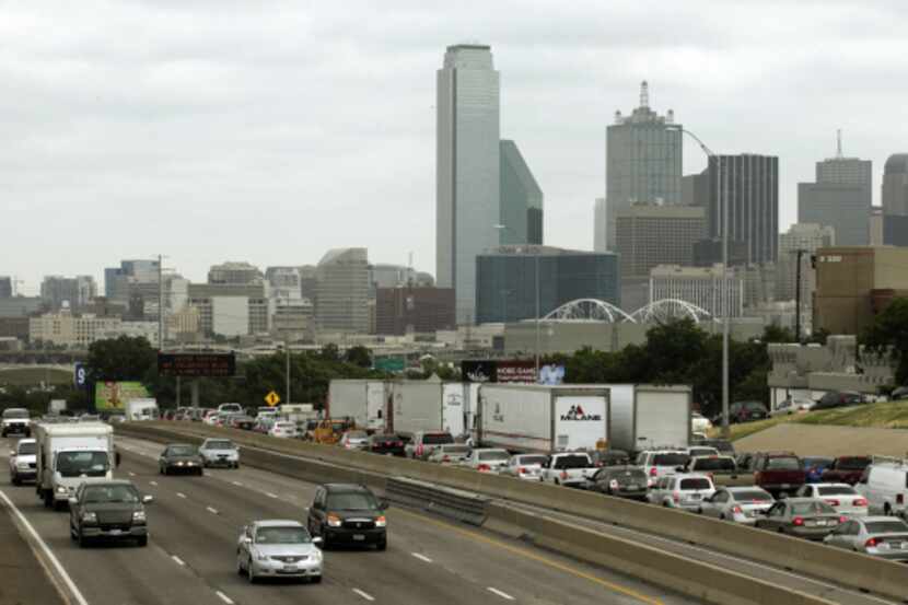 El tráfico es todavía un desafío ambiental en el Norte de Texas. El DART no ha logrado ser...