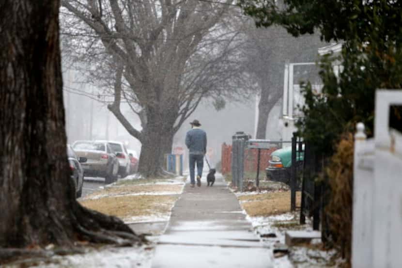 Un hombre camina por la calle Bishop en Oak Cliff. Este fin de semana se anticipa frío...