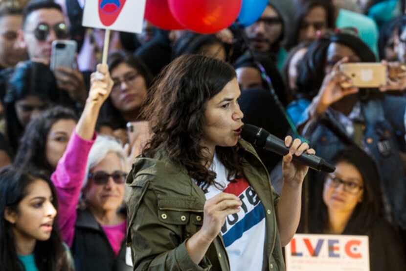 La actriz América Ferrera habla durante un mitin de votantes jóvenes en Richland College en...