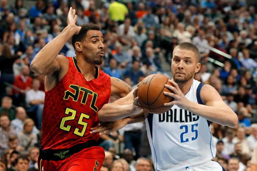 Atlanta Hawks' Thabo Sefolosha, left, defends as Dallas Mavericks forward Chandler Parsons,...