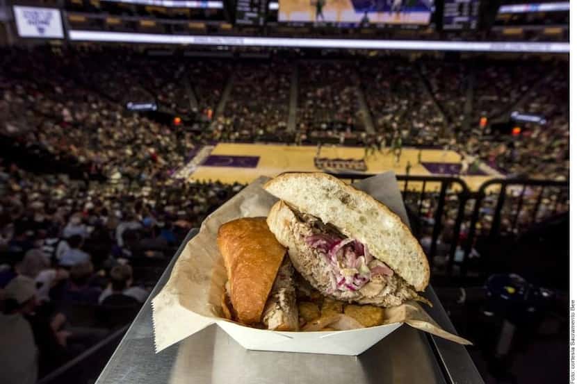 Foto del sándwich con el estadio de fondo.